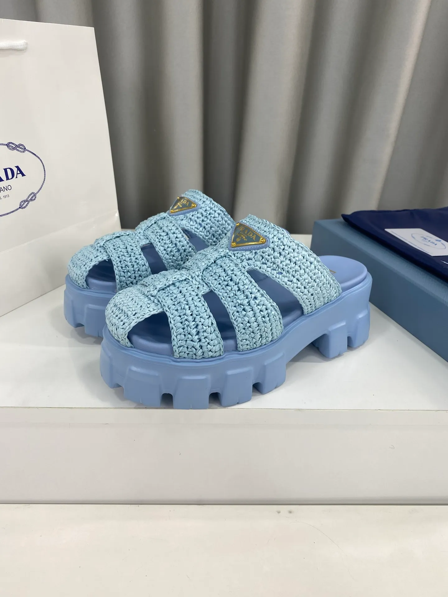 👟👟Ex-factory price 520👟👟 Prada's latest bamboo cage weaving thick-soled triangle buckle sandals☑️ Latest environmentally friendly PP material, fully hand-crocheted, just like knitting sweaters, slow work and meticulous work, retro fashionable thick-soled shoes, with woven uppers, making the whole pair of shoes light and comfortable, bright colors, satisfying various choices for fashionable people with different styles! The iconic metal triangle logo is paired with the shape of ancient beach sandals. Every design element is fashionable! Size: Women's 35-39 (34, 40, custom-made, non-returnable) Full set of counter original packaging